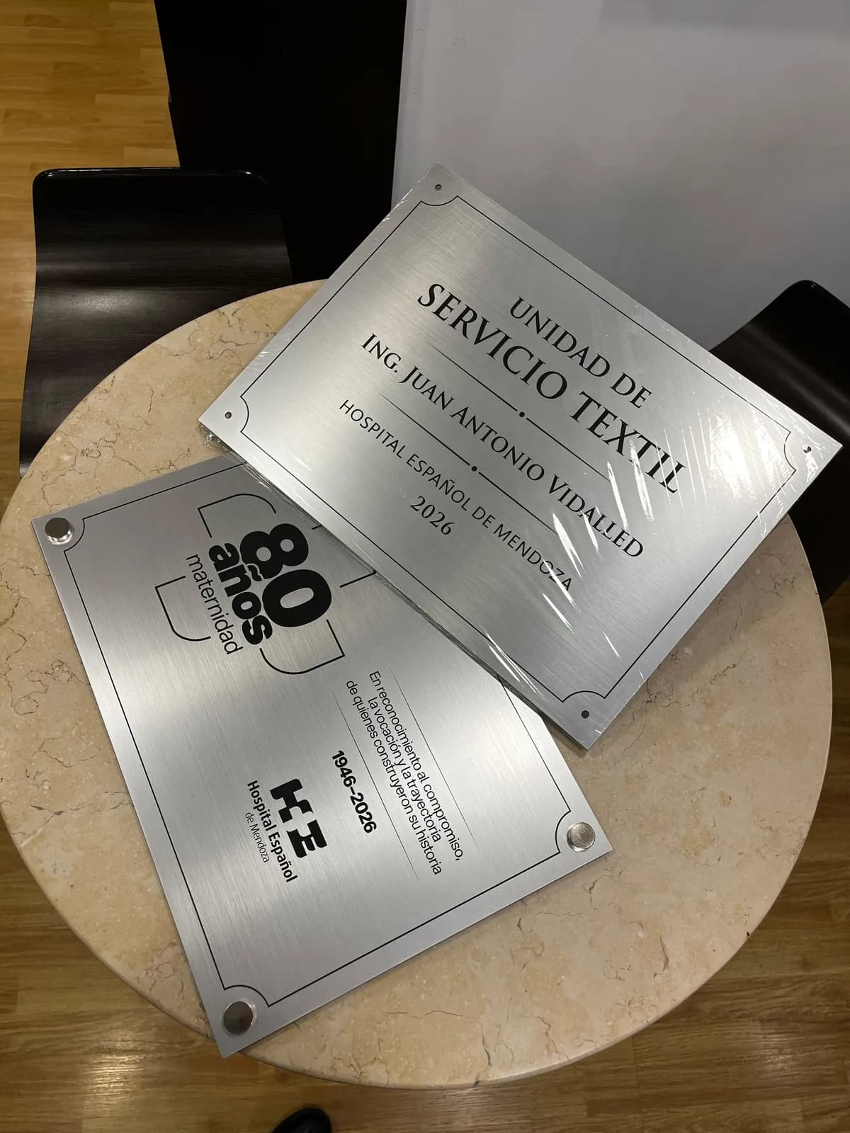Placas de aluminio grabadas con el logo del Hospital Español de Mendoza