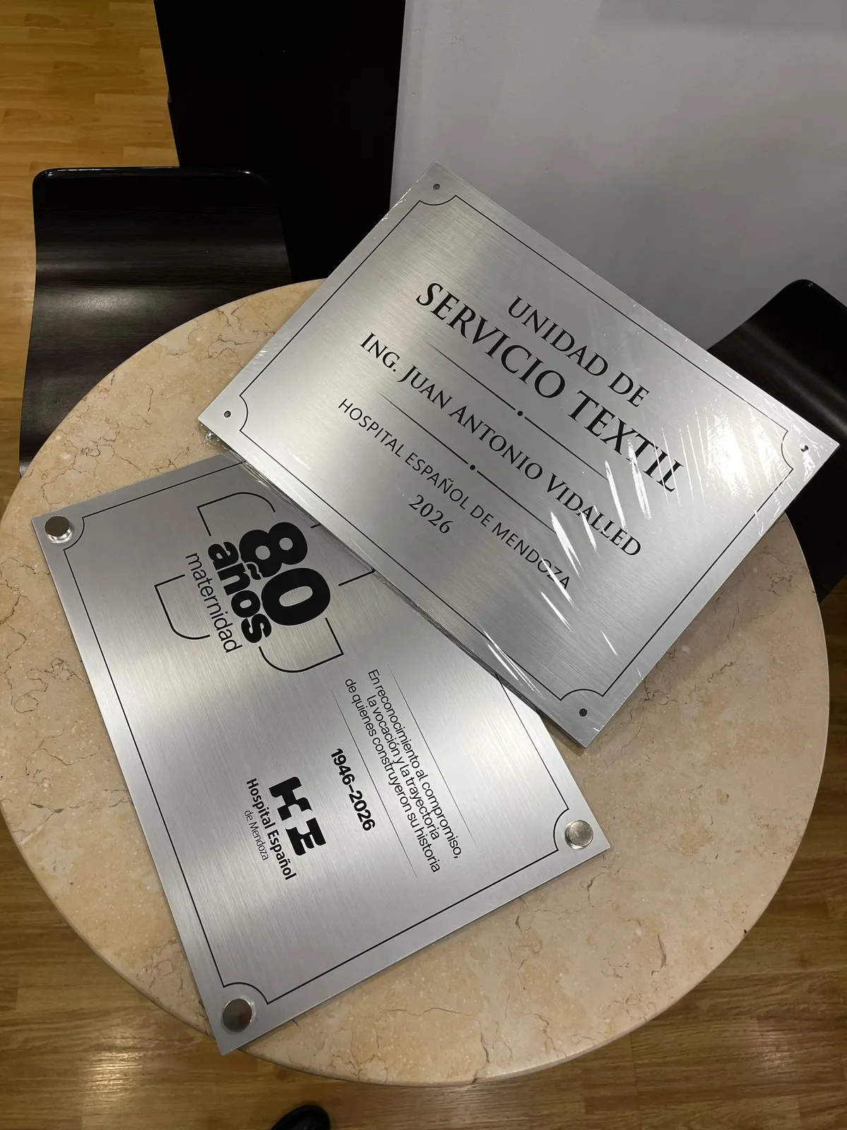 Placas de aluminio grabadas con el logo del Hospital Español de Mendoza